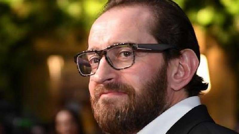 Konstantin Khabensky, nonostante la dissuasione del personale del rifugio, gli ha preso un cane