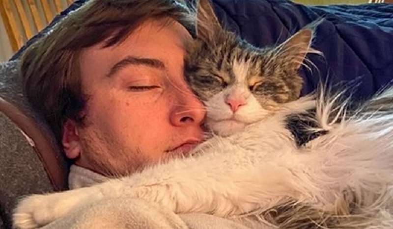 10 persone così pazze per i loro animali domestici che dormono in un abbraccio con loro