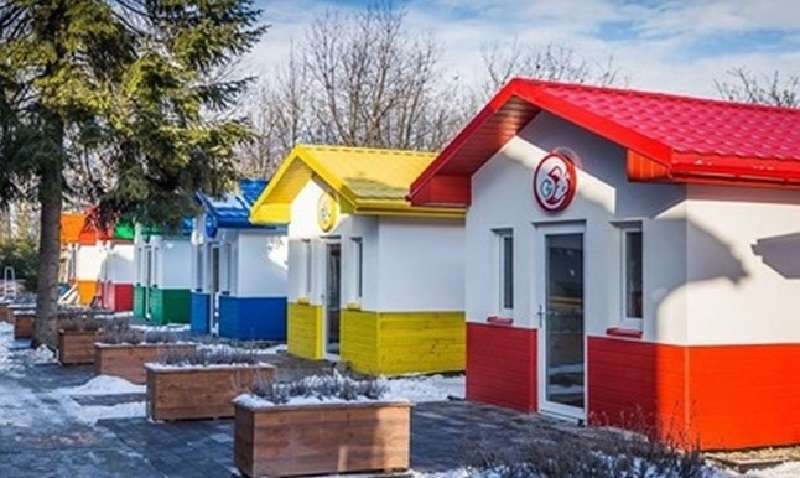 Il dottore ha costruito un villaggio per cani con tali case che ci avrei vissuto