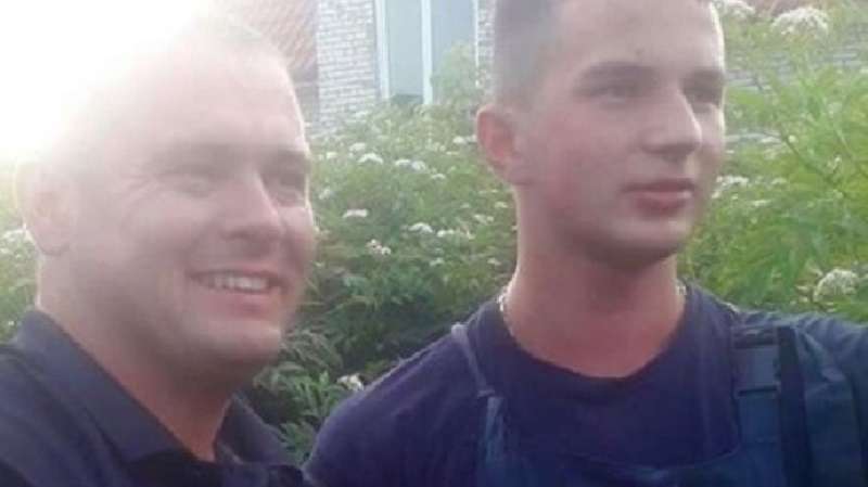 Due ragazzi hanno salvato un cucciolo che era coperto di terra dopo un acquazzone