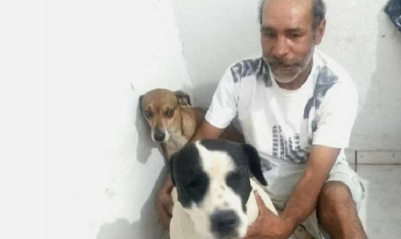 I cani si sono rifiutati di lasciare il proprietario in ambulanza e hanno dovuto portarli con sé