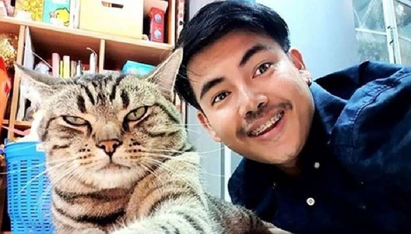 Un ragazzo ha installato una telecamera nascosta nella sua camera da letto e ha scoperto come il gatto lo tratta di notte