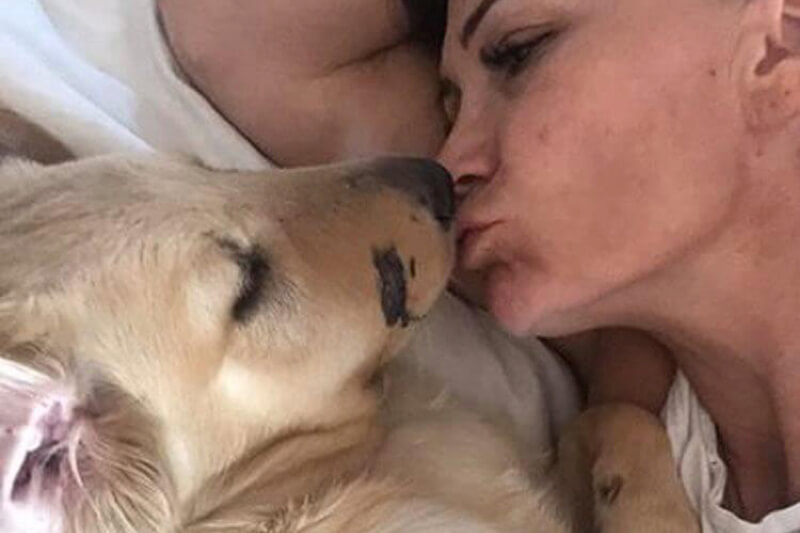 Il cucciolo si precipitò a proteggere la sua padrona e la salvò da un animale selvatico! Un eroe!