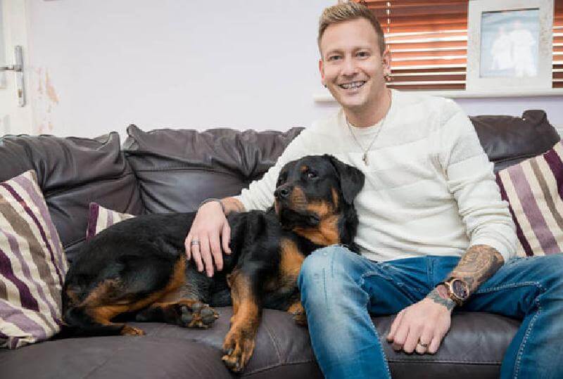 Un rottweiler ha salvato la vita del suo padrone aprendo la porta ai medici