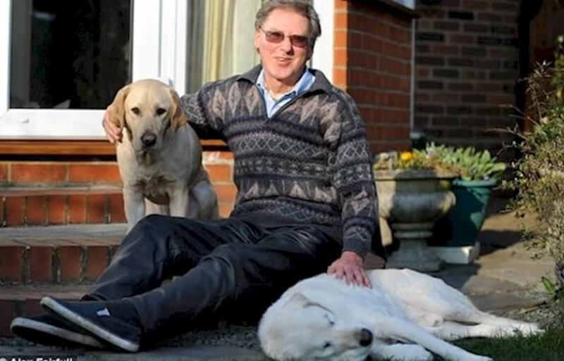 Un giorno un fedele cane guida divenne cieco. Cosa gli fece il suo padrone!